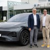 Kooperation mit Vibe Moves You: Cloppenburg überbrückt Wartezeiten mit E-Auto-Abo