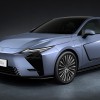 Lexus zeigt überarbeiteten ES: Premium-Limousine fährt nun auch vollelektrisch vor