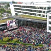 ZF in der Krise: Tausende Menschen protestieren gegen Job-Abbau