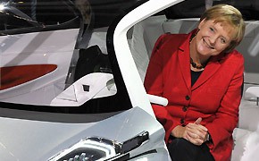 Bundeskanzlerin Angela Merkel auf der IAA 2009