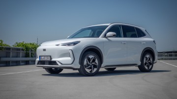 Weiß lackierter Geely E5 auf Parkhausdach in der Sonne von schräg vorn aufgenommen