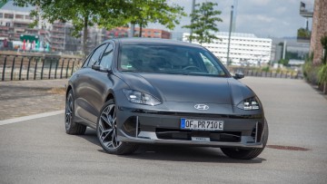 Hyundai Ioniq 6 schraeg von vorn stehend im Hafengebiet in Mainz