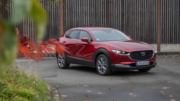 Mazda CX-30 stehend fotografiert von vorn 