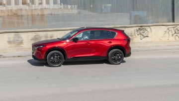 Mitzieher von einem roten Mazda SUV