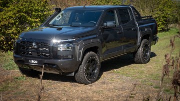 Neuer Mitsubishi L200 steht auf Wiese