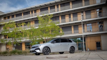 Astra in silber schräg von vorn vor einer Schule aufgenommen