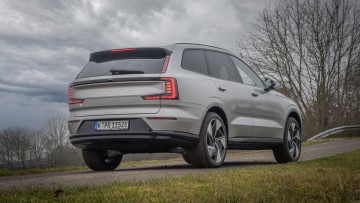 Volvo EX90 Twin Motor AWD von tief unten mit spektakulärem Himmel fotografiert