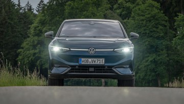 VW ID.7 Pro Frontalaufnahme von vorn mit eingeschaltetem Abblendlicht