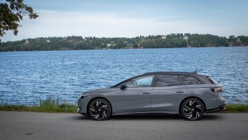 VW ID.7 Tourer GTX in der Seitenansicht vor dem Meer bei Stockholm stehend