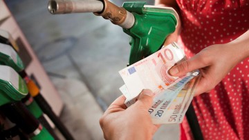 Spritpreis Zapfsäule Tankstelle Geld