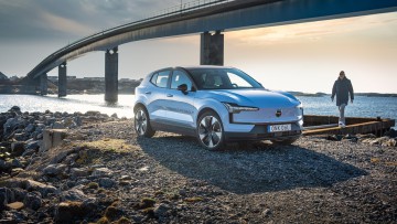 Volvo EX30 mit riesiger Brücke im Hintergrund