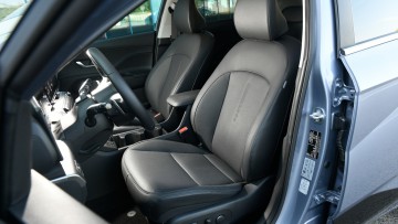 Vordersitze des Hyundai Kona-E mit elektrischer Sitzverstellung