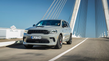 Dodge Durango SRT Hellcat in Destroyer Grey fahrend auf Brücke in Raunheim