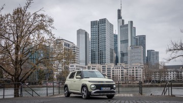 Hyundai Inster vor der Frankfurter Skyline von vorn