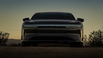 Lucid Air Touring bei Nacht