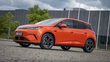 Außenaufnahme stehend schräg von vorn vom orangefarbenen BYD Dolphin G