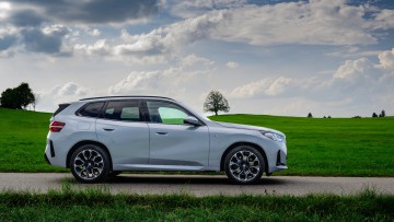 BMW X3 20 xDrive fotografiert im Stand von der Seite