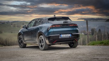 Aufnahme Sonnenuntergang Alfa Romeo Junior Q4 von hinten fotografiert