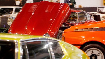 Ein Jaguar E-Type und andere Oldtimer stehen auf der Oldtimermesse Techno-Classica 2023 zum Verkauf.