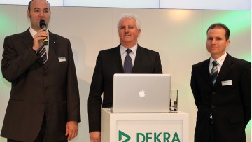 DEKRA Erhebung: Moderne Smartphones bergen hohe Unfallgefahr