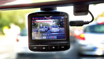 Geldstrafe: Autofahrerin wegen Videoaufnahmen verurteilt