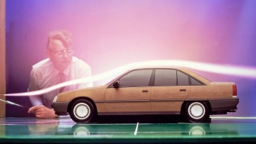 In zukunftsweisend aerodynamischen Formen ließ der 1986 eingeführte Opel Omega die Konkurrenten von BMW und Mercedes alt aussehen.