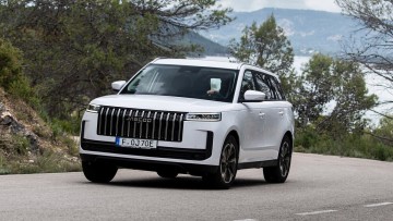 Jaecoo bietet sein SUV-Modell 5 nun mit Hybridantrieb an.