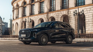 Er bietet spürbar mehr Platz, einen bequemeren Zugang zur dritten Reihe, Allradantrieb, drei Elektromotoren und eine 34,5 kWh große Batterie, die sich mit bis zu 70 kW laden lässt