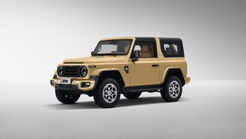 Ausgestattet ist der 212 Dreitürer mit einem abnehmbaren Hardtop