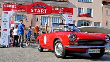 AUTOHAUS Santander Classic-Rallye 2016: Startflagge unter weiß-blauem Himmel