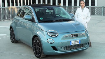 Maria Grazia Divino neben Fiat 500e