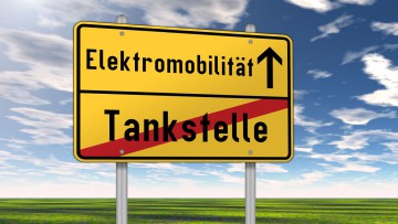 Elektromobilität Schild Tankstelle fossile Energie Euphorie Boom regenerative Energie