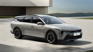 Kia_K4_Sportswagon_01.jpg