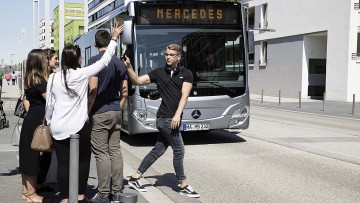 Aktiver Bremsassistent für Stadtbusse: Weltpremiere bei Mercedes