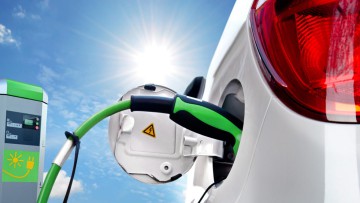 Elektromobilität Betankung Stecker Kabel Sonne erneuerbare Energien