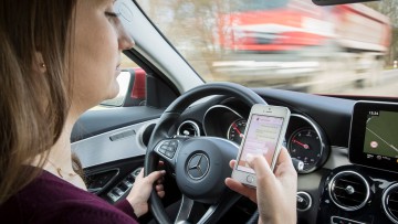 Handynutzung am Steuer: Bußgeld auch bei ausgeschaltetem Smartphone