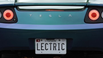 "Lectric" steht auf dem Nummernschild eines Tesla- Elektrofahrzeugs, aufgenommen am Sonntag (01.11.2009) in der Nähe des Kapitols in Washington.