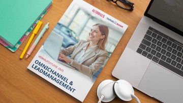 Die AUTOHAUS Targobank Verkaufsstudie 2025 liegt auf einem Schreibtisch