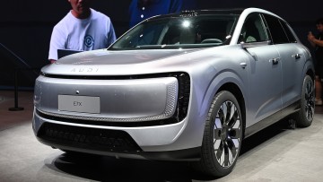 Ein Modell des neuen E7X der für den chinesischen Markt neu gegründeten Schwestermarke AUDI steht auf einem Messestand der «Auto China 2026».