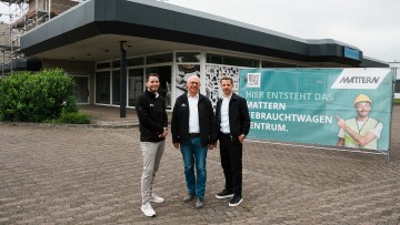 Jannik Herrchen (Spartenleiter Gebrauchtwagen) und Jürgen Mattern (Geschäftsführer) gemeinsam mit Marius Mattern (Teil der Gesamtverkaufsleitung) vor dem neuen Standort Ernst-Reuter-Straße 60–64 in Bünde.