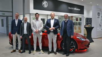 V.l.n.r.: Harald König (MG Deutschland), Vitali Klein (Geschäftsführer Autohaus Ostmann Gruppe), Steffen Bracht (Verkaufsleiter Bad Arolsen), Karsten Dornheim (MG Deutschland) und Reinhard Ostmann (Geschäftsführer Autohaus Ostmann Gruppe)