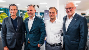 V.l.n.r.: Peter Reisacher (Inhaber und Geschäftsführer), Martin Jennissen (Geschäftsführer Müller & Klöck) Robin Herd (Geschäftsleiter Landsberg) und Andreas Schlachter (Geschäftsführer Reisacher)                                                           