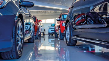 Autos stehen in einem Showroom