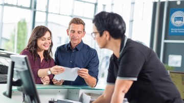 Kundschaft im Autohaus