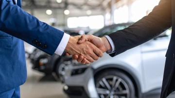 Shake-Hands in einem Autohaus