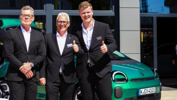 Die Autowelt-Führungsmannschaft mit Oliver Hartmann, Wito Wagner und Yannick Hartmann (v.l.n.r.) am neuen Renault Twingo