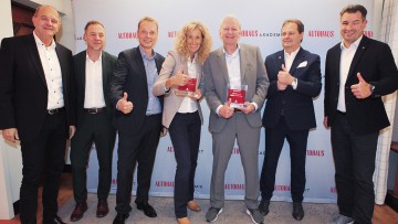 Ralph M. Meunzel, Steve Joachim (l.) und Christian Ciupka (r.) mit den Gesamtsiegern des AH-VersichgerungsMonitors (ab 3.v.l.): Gerold Riemer, Jessica Schnabel (beide Toyota Insurance Management), Martin Spangenberg (Hauptbevollmächtiger AND-E) und Michae