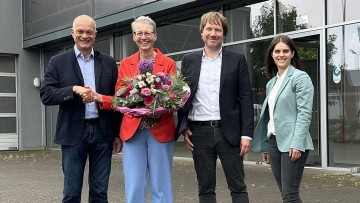 Schlüsselübergabe (v.l.n.r.): Reiner Irlenbusch (Geschäftsführer der Bergland Gruppe), Petra Pientka (Geschäftsführerin der Gebrüder Nolte Gruppe), Gunnar Hankow (Filialleiter des neuen Autohauses) und Verena Irlenbusch (Geschäftsführerin der Bergland Gru