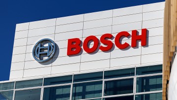 Der Schriftzug und das Logo der Robert Bosch GmbH ist an einer Niederlassung vom Unternehmen in München (Bayern) zu sehen. Bosch ist ein deutscher Technologiekonzern mit Sitz in Stuttgart, der unter anderem als Automobilzulieferer, als Hersteller von Indu