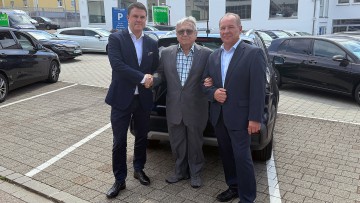 Autohaus-Unternehmer Klaus Dieter Breitschwert (Mitte) tauschte sich bei der Vertragsübergabe mit Daniel Schnell (li.), Deputy Managing Director Suzuki Deutschland GmbH, und Hartmut Wittek, Area Manager Automobile Suzuki Deutschland GmbH, aus.